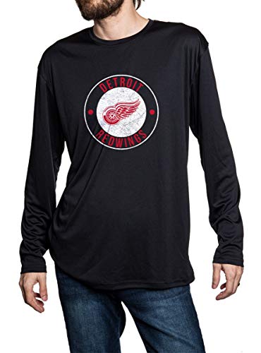 Detroit Red Wings loose fit long sleeve rashguard in black. Distressed logo in middle of the chest.